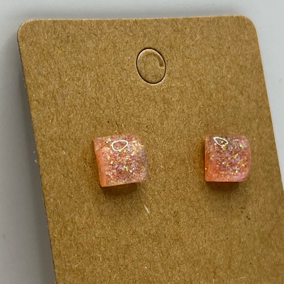 Peach shiny square stud earrings - Picture 3 of 3